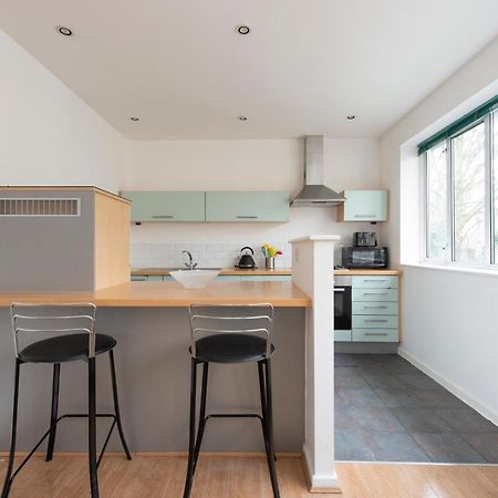 Modern Luxury Apartment By Bow Road Station London Bagian luar foto